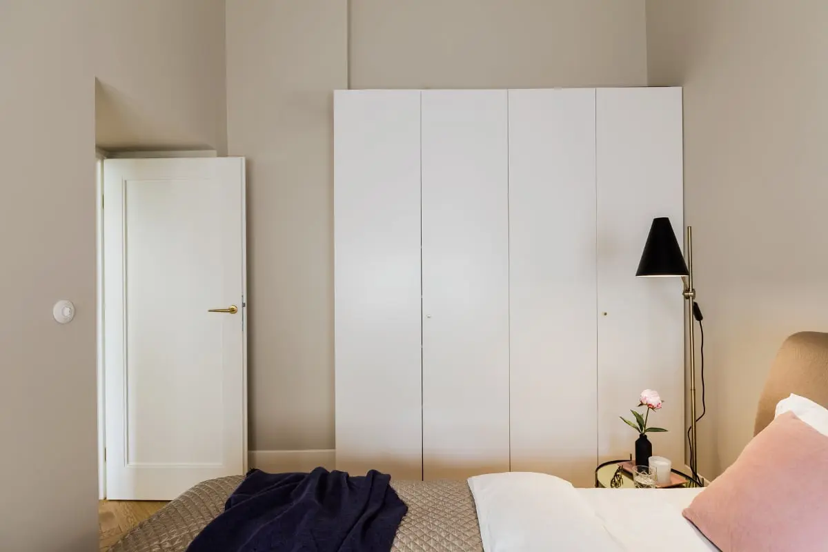 Sypialnia z minimalistyczną garderobą | proj luumo.
