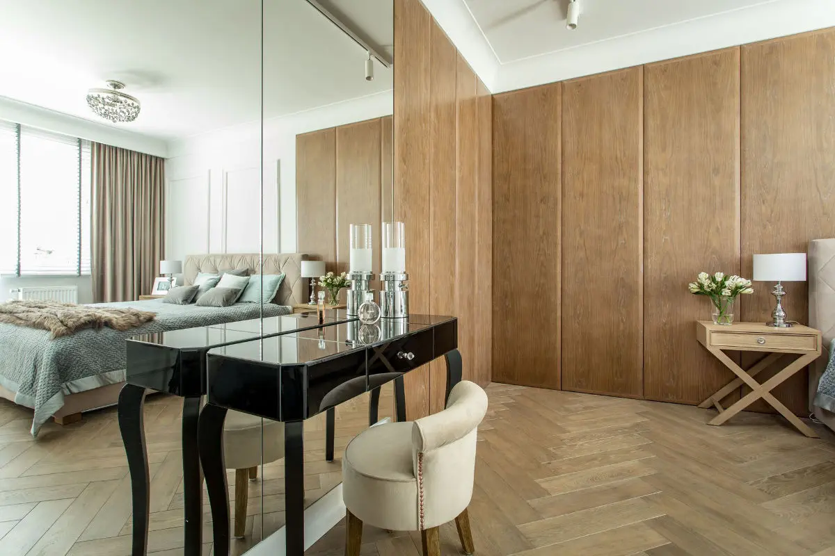 Stylowa konsola w klimacie glamour w roli toaletki (proj. em Design)