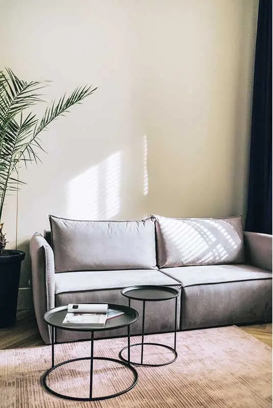 Szara puchata sofa w salonie | proj. luumo.