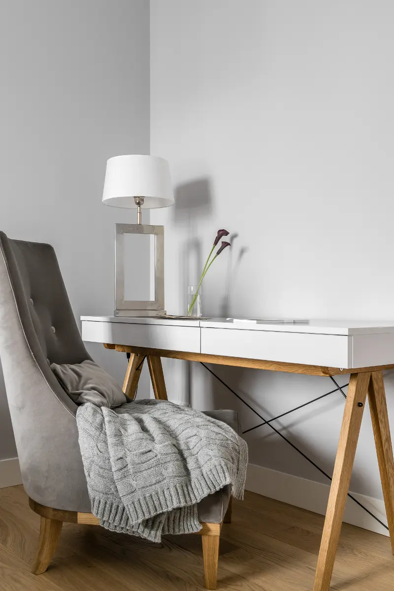 Toaletka w stylu skandynawskim w projekcie MAKA.STUDIO (zdjęcie fotomohito)