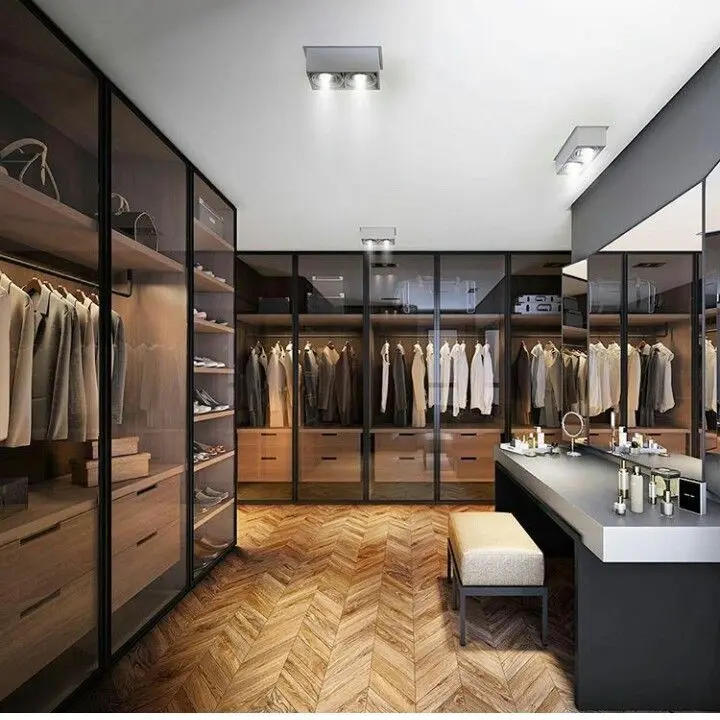 Garderoba to doskonałe miejsce na zaaranżowanie kącika urodowego