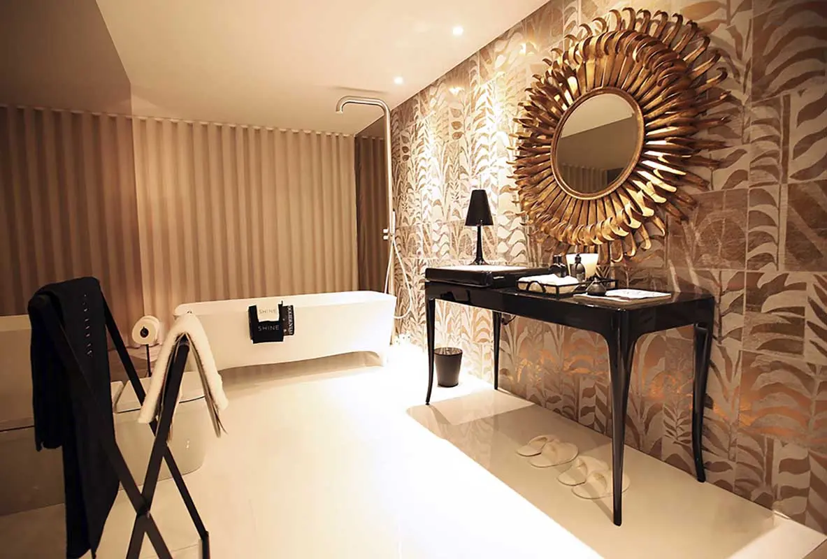 Toaletka w łazience z tapetą Arte