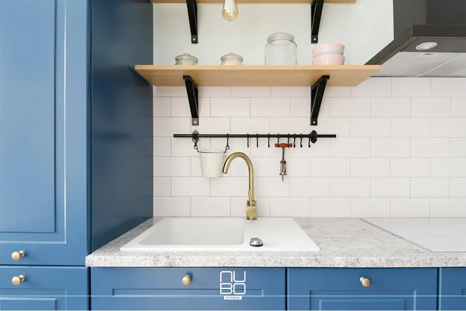 Złota armatura i uchwyty w meblach | proj. Nubo