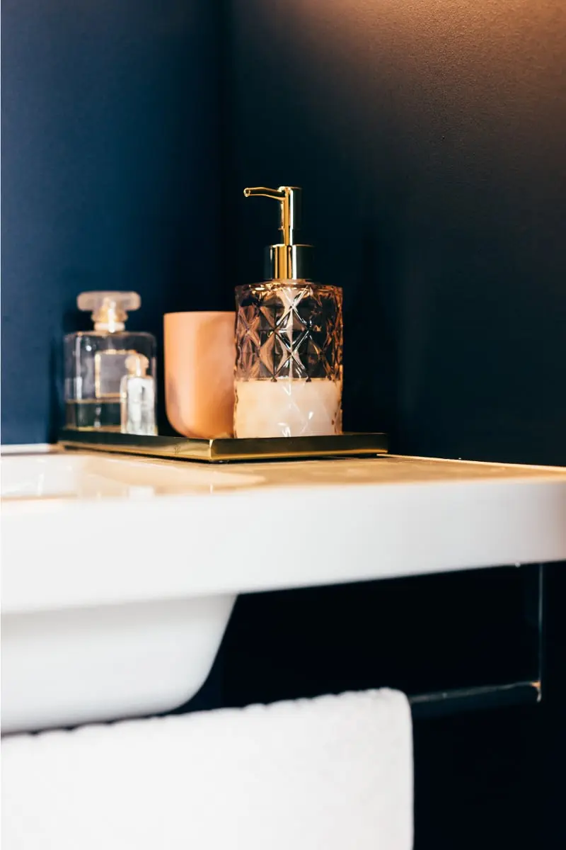 Złote detale w łazience