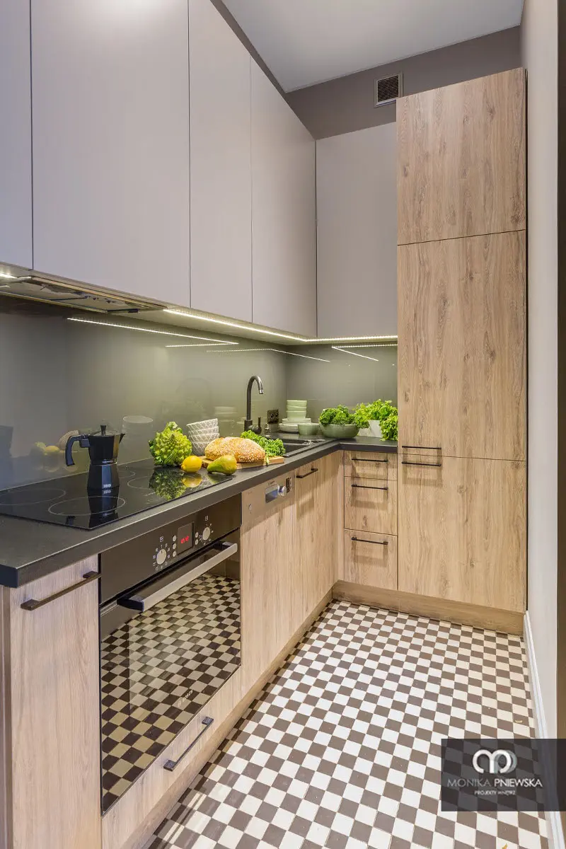 Kuchnia po metamorfozie z zachowaną oryginalną podłogą z lat 50. XX wieku | proj. Monika Pniewska