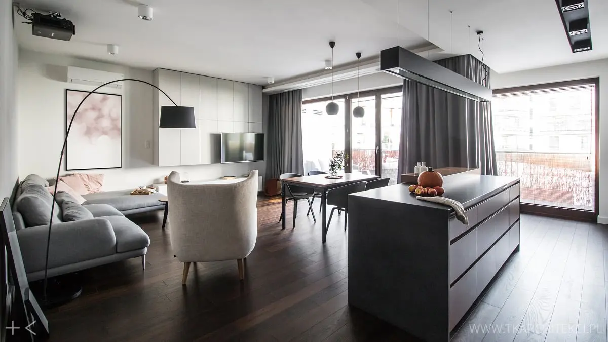 Salon z ciemną podłogą | proj. TK Architekci