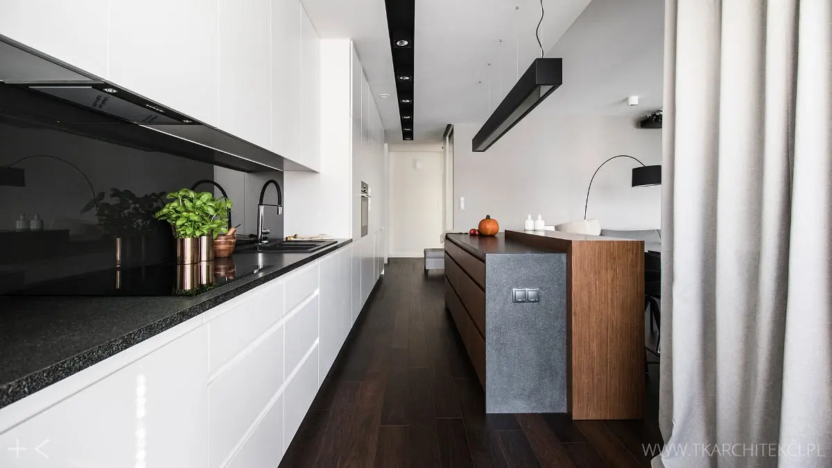 Jasne wnętrze z ciemną podłogą | proj. TK Architekci