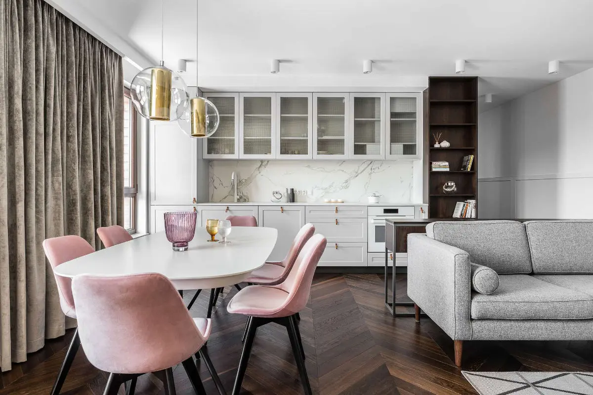 Trendy we wnętrzach: millennial pink w projekcie arch. Anny Marii Sokołowskiej (zdjęcie: Fotomohito)