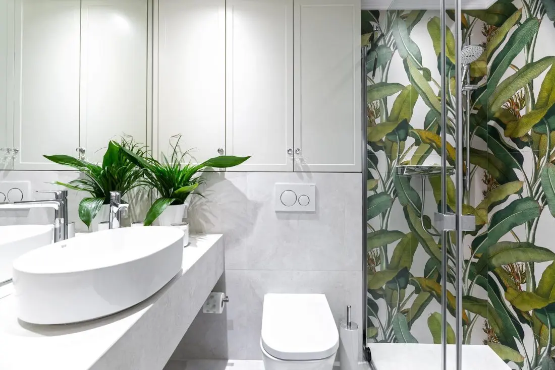 Takie płytki w tropikalny wzór kupisz w naszych showroomach (proj.: www.minimoo.pl)