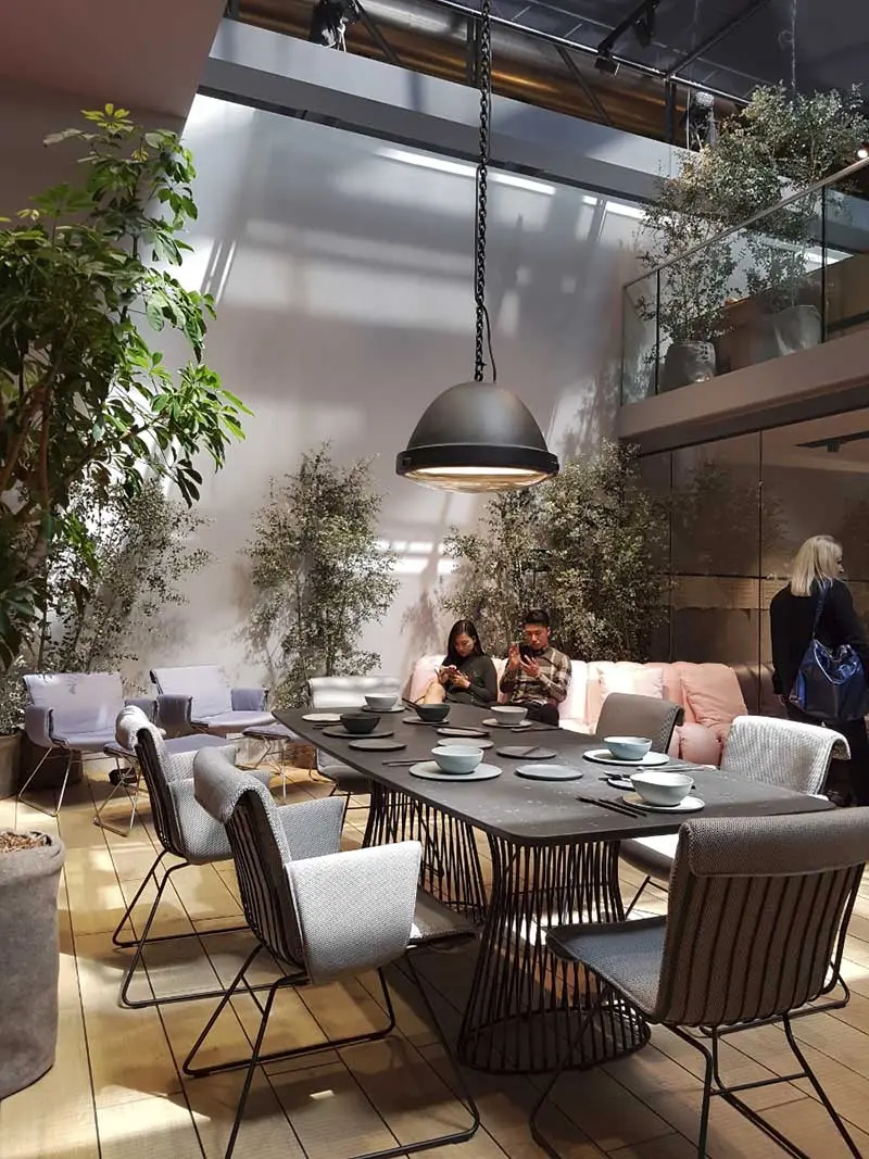 Stoisko mebli ogrodowych na targach Salone del Mobile Milano 2018
