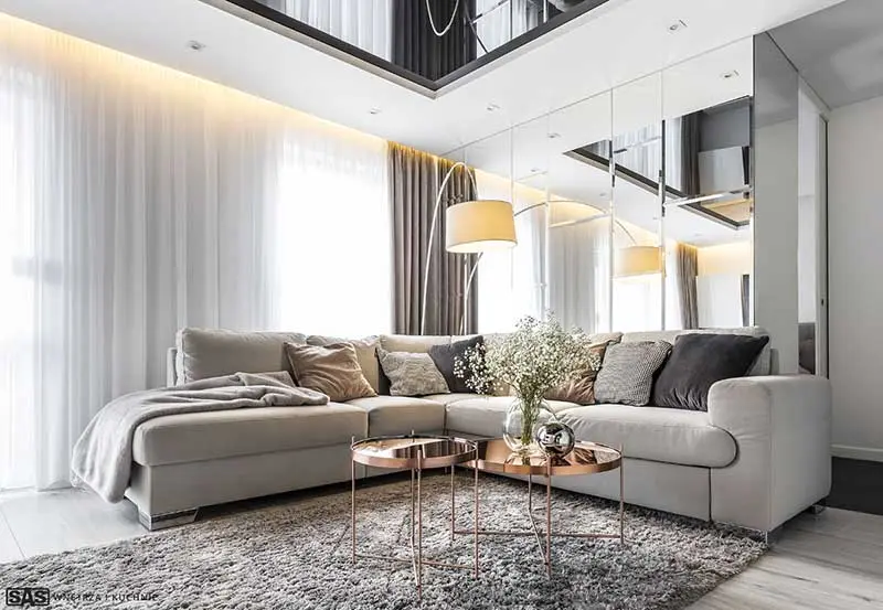 Miedziane stoliki kawowe w salonie | proj. SAS Wnętrza i Kuchnie