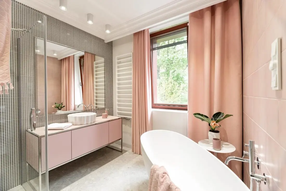 Millennial Pink w projekcie łazienki Minimoo (www.minimoo.pl)