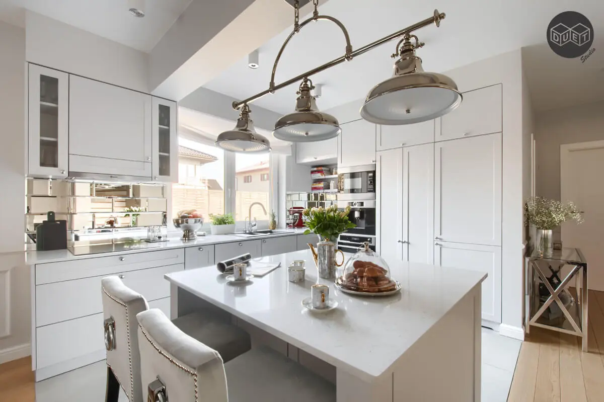 Biała kuchnia z lustrzanymi płytkami nad blatem | proj. Duet Studio