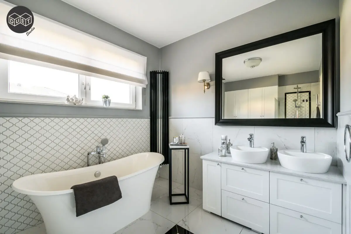 Łazienka w nowojorskim stylu z wanną wolnostojącą | proj. Duet Studio