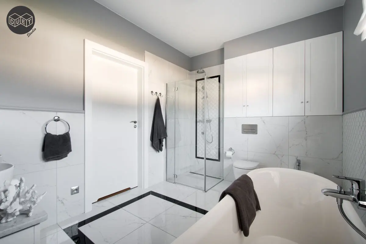 Łazienka w nowojorskim stylu z wanną wolnostojącą | proj. Duet Studio