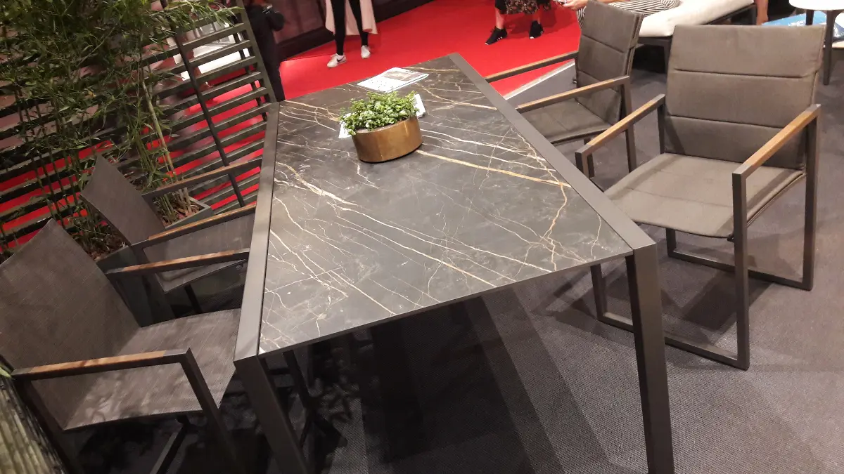 Meble ogrodowe z marmurowym blatem od Royal Botania | Salone del Mobile Milano 2018