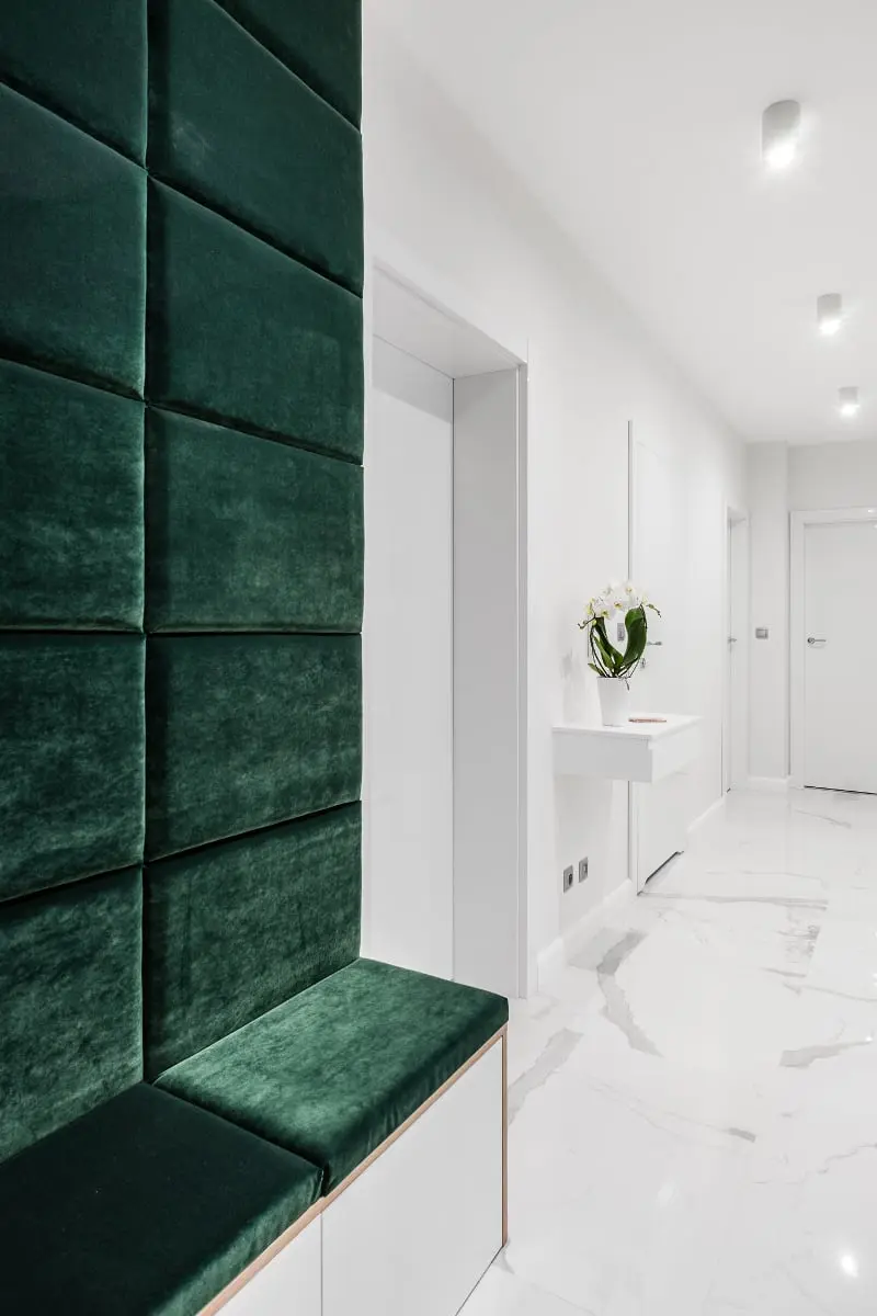 Hol ze ścianą tapicerowaną z weluru |proj. Studio Projekt (zdjęcie: Fotomohito)