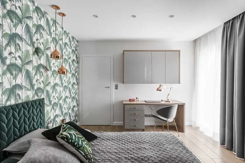Sypialnia z tapetą w tropikalny wzór "Palm Jungle" od Cole & Son | proj. Studio Projekt (zdjęcie: Fotomohito)