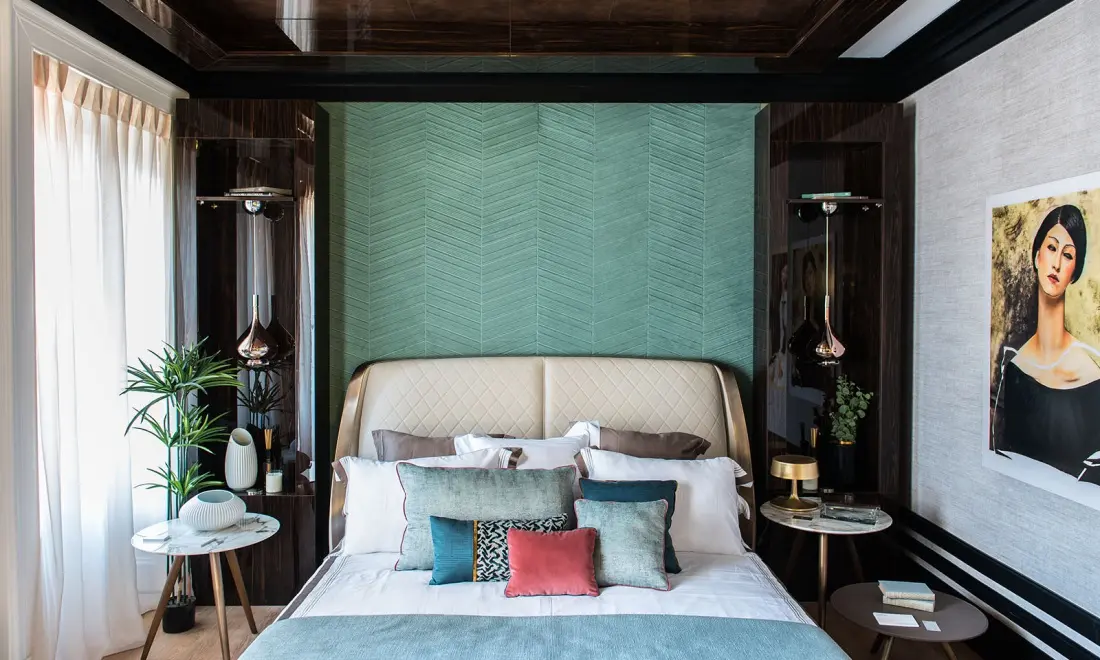 Na ścianie nad łóżkiem jest wykorzystana tapeta Arte – produkt możesz kupić w naszych showroomach: Internity Home i Prodesigne