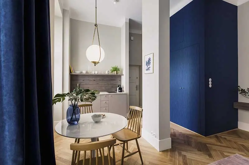 Granatowa tapeta Omexco Horizons – produkt dostępny w naszych showroomach | proj. lummo.