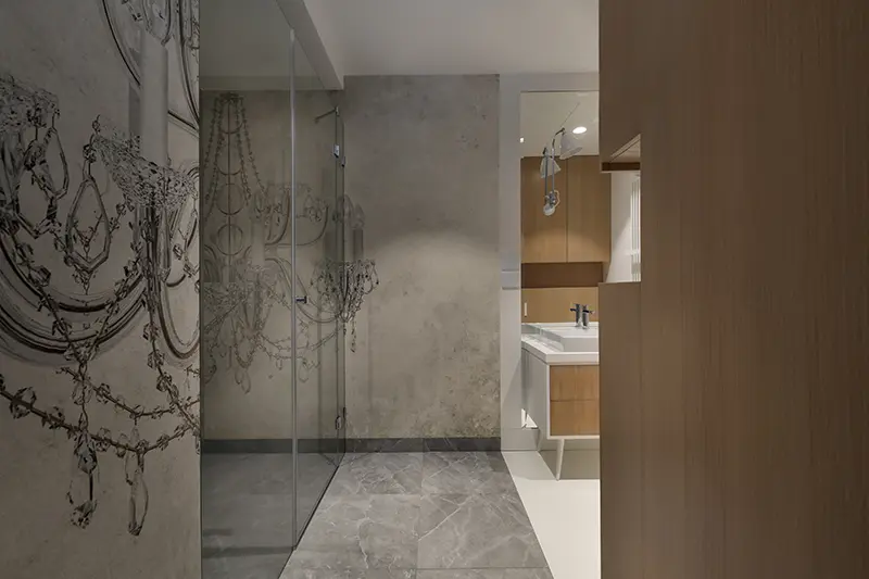 Tapeta od Wall &amp; Deco w łazience wg. pracowni Sojka &amp; Wojciechowski