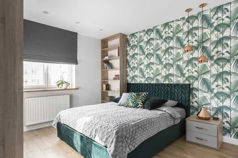 Sypialnia z tapetą w tropikalny wzór "Palm Jungle" od Cole & Son | proj. Studio Projekt (zdjęcie: Fotomohito)