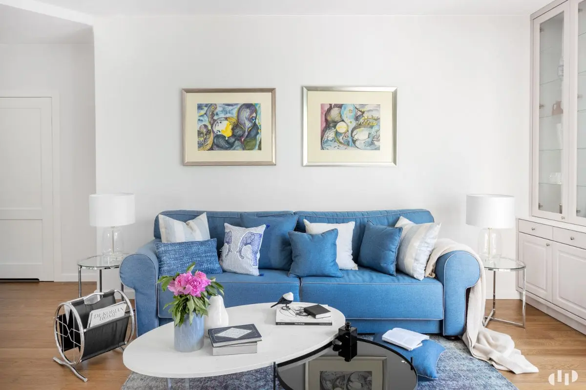 Salon z niebieską sofą | proj. Dziurdzia Projekt