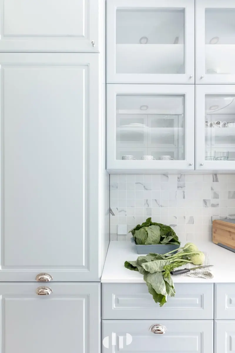 Nowoczesna interpretacja ceramicznej mozaiki na ścianie nad blatem (płytki były kupione w naszym showroomie IH)