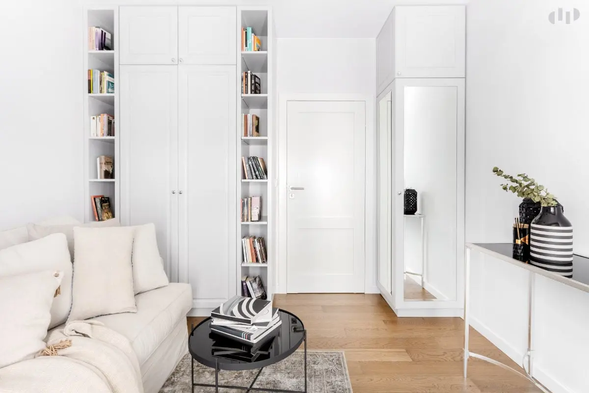 Zabudowa w kolorze ścian dobrze sprawdza się przy niewielkim metrażu 