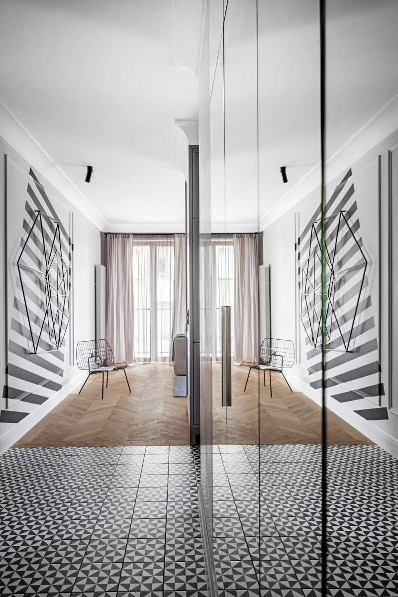 Jeśli nie przekonuje Cię wizja dywanu w przedpokoju, postaw na wzorzyste płytki (proj. JT Grupa)