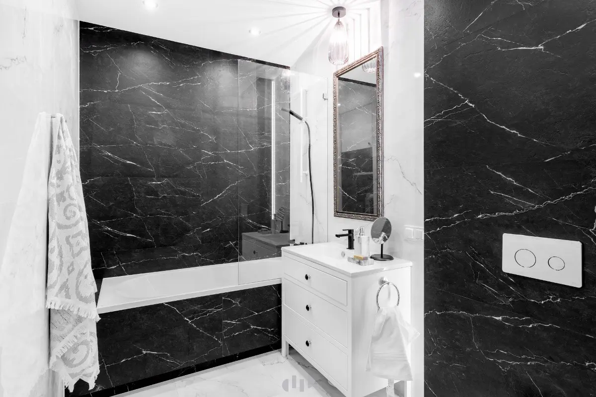 Klasyczna łazienka z czarną armaturą | Projekt Dziurdziaprojekt