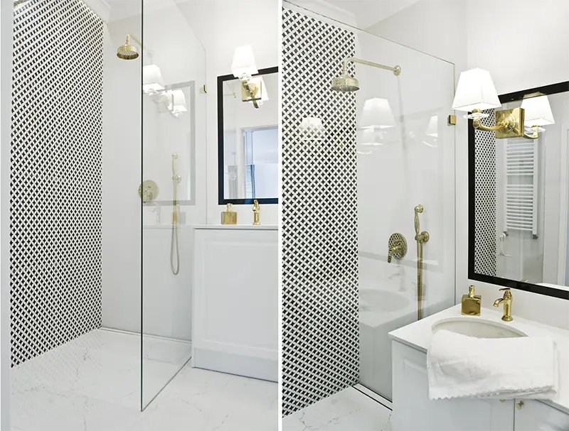 Wzorzyste płytki w białej łazience na jednej ze ścian w strefie prysznicowej | proj. Miśkiewicz Design