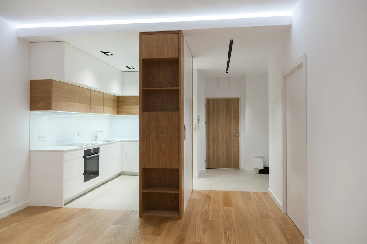Zabudowa w przedpokoju doskonale wpisuje się w całą estetykę mieszkania