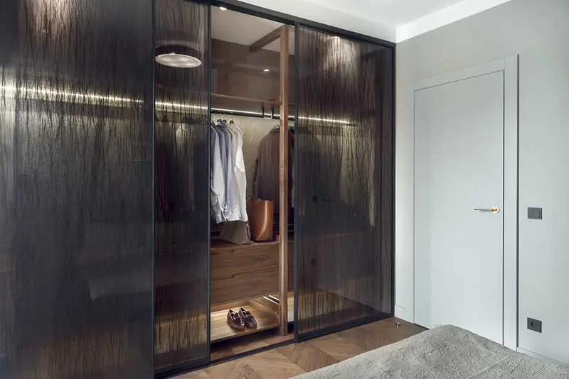 Przeszklona garderoba w projekcie JT Grupa