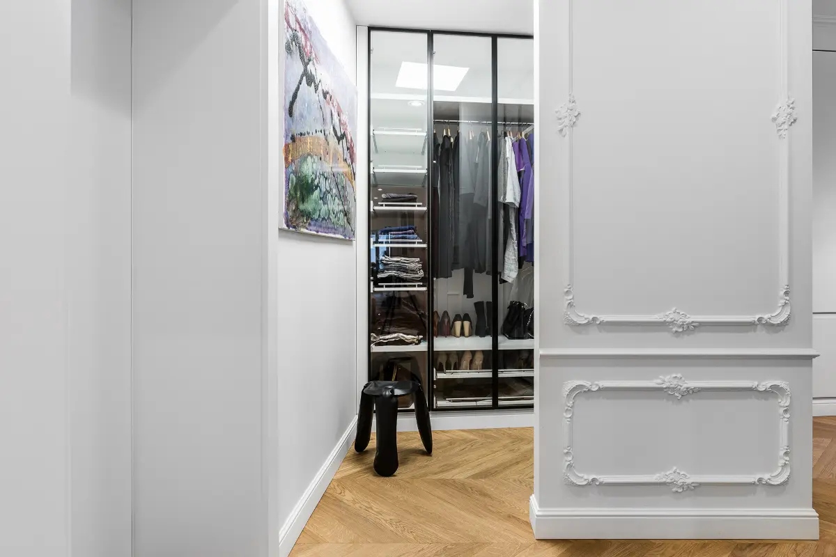 Przeszklona garderoba w projekcie Anny Marii Sokołowskiej (zdj.: Fotomohito)