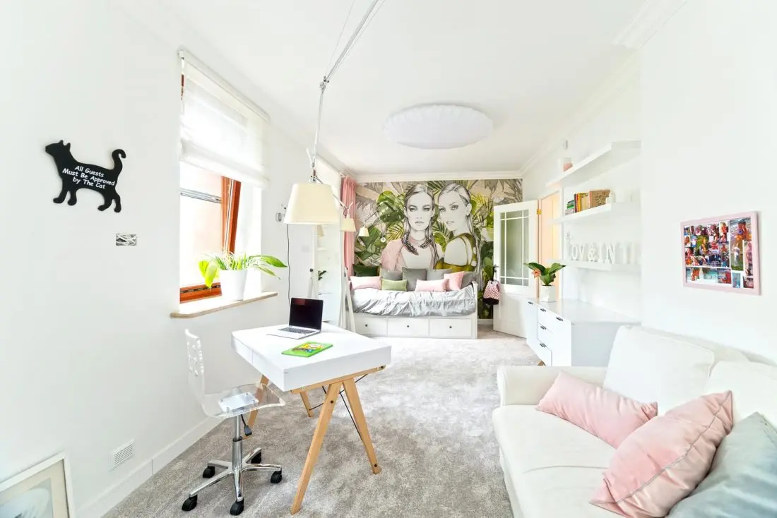 Transparentne krzesło w pokoju nastolatki | proj. Minimoo