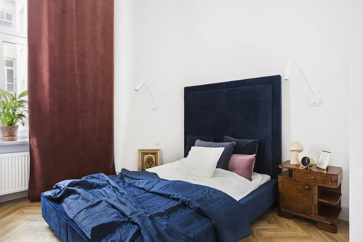 Sypialnia welurem usłana | proj. OIKOI, zdj. Martyna Rudnicka