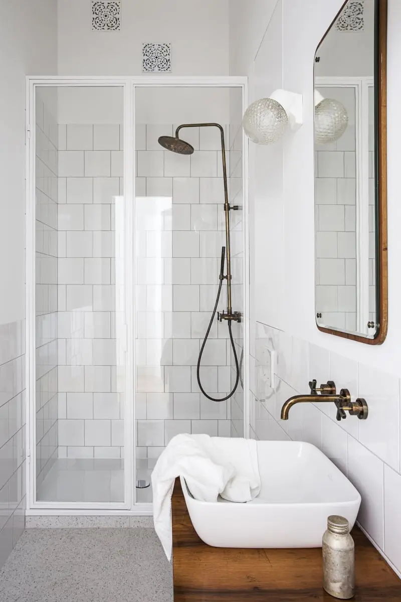 Łazienka ze złotą armaturą | proj. OIKOI, zdj. Martyna Rudnicka