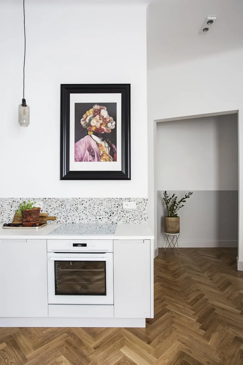 Aneks kuchenny z lastryko na ścianie nad blatem | proj. OIKOI, zdj. Martyna Rudnicka