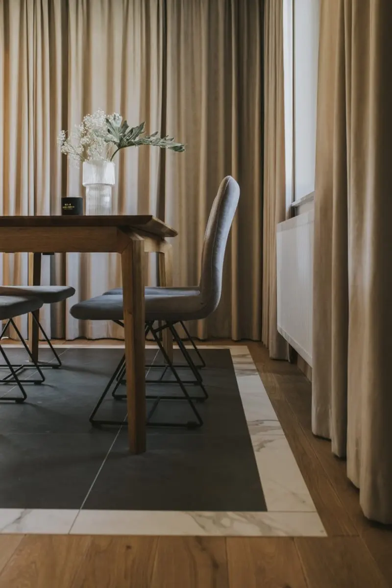 Jadalnię od salonu symbolicznie oddzielają płytki na podłodze