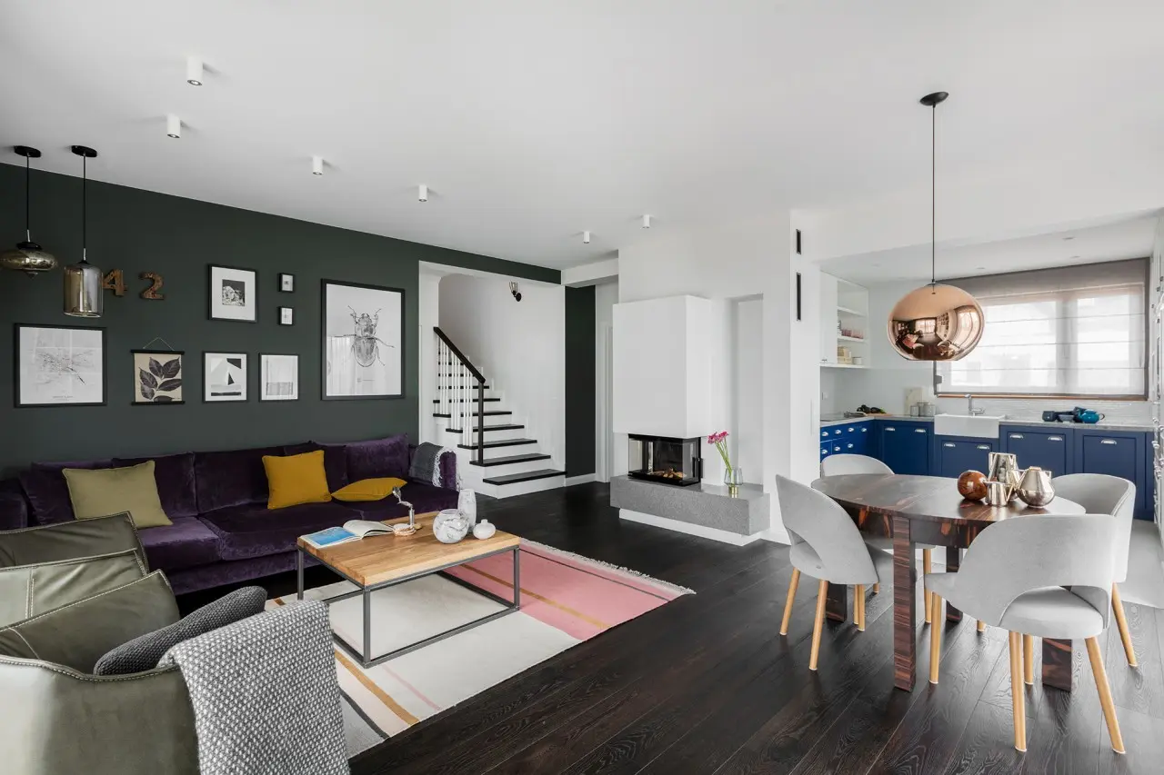 Fioletowa sofa w pięknym wnętrzu | proj. Finchstudio