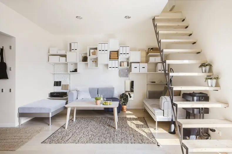 Funkcjonalny salon w małym domu Solac