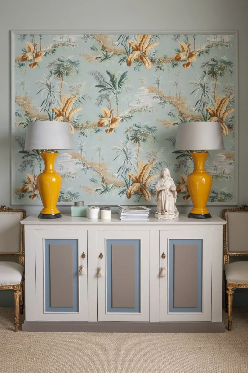 Tapety stanowią bardzo ciekawy element aranżacji tego mieszkania