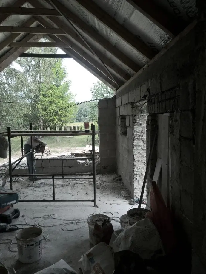 Kurnik w trakcie remontu