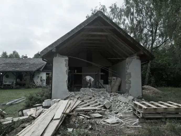 Kurnik w trakcie remontu