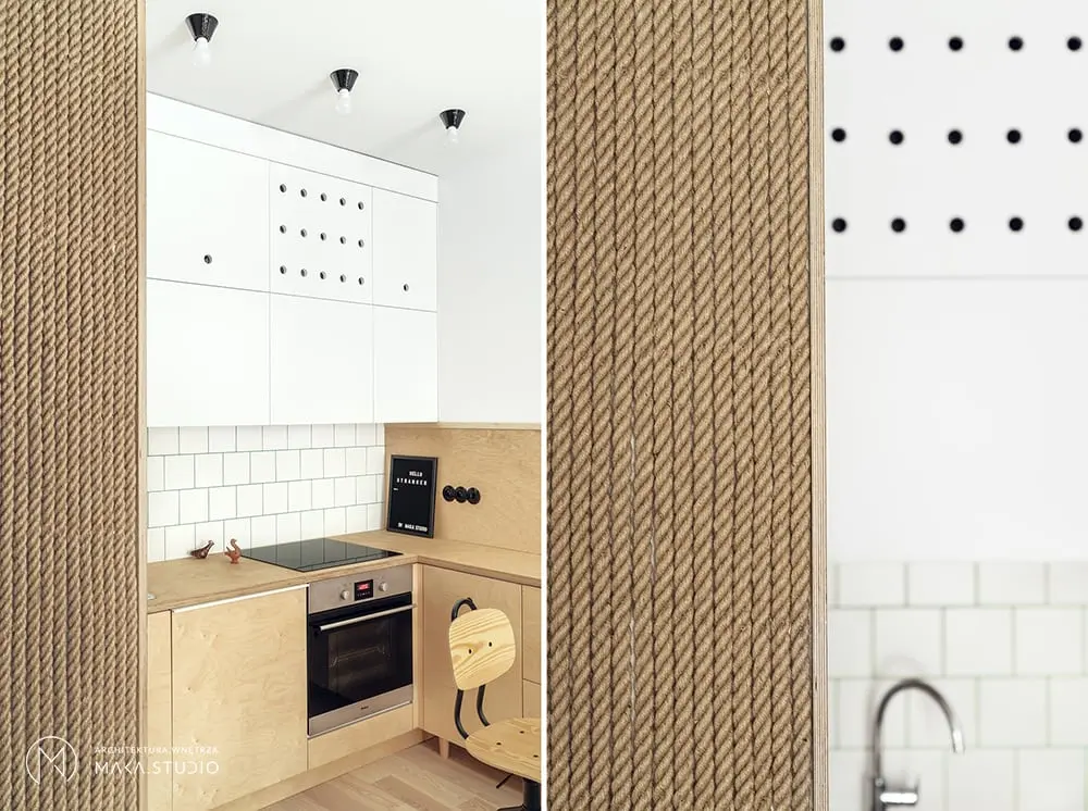 Ściana z lnianej liny w mieszkaniu inspirowanym stylem marynistycznym