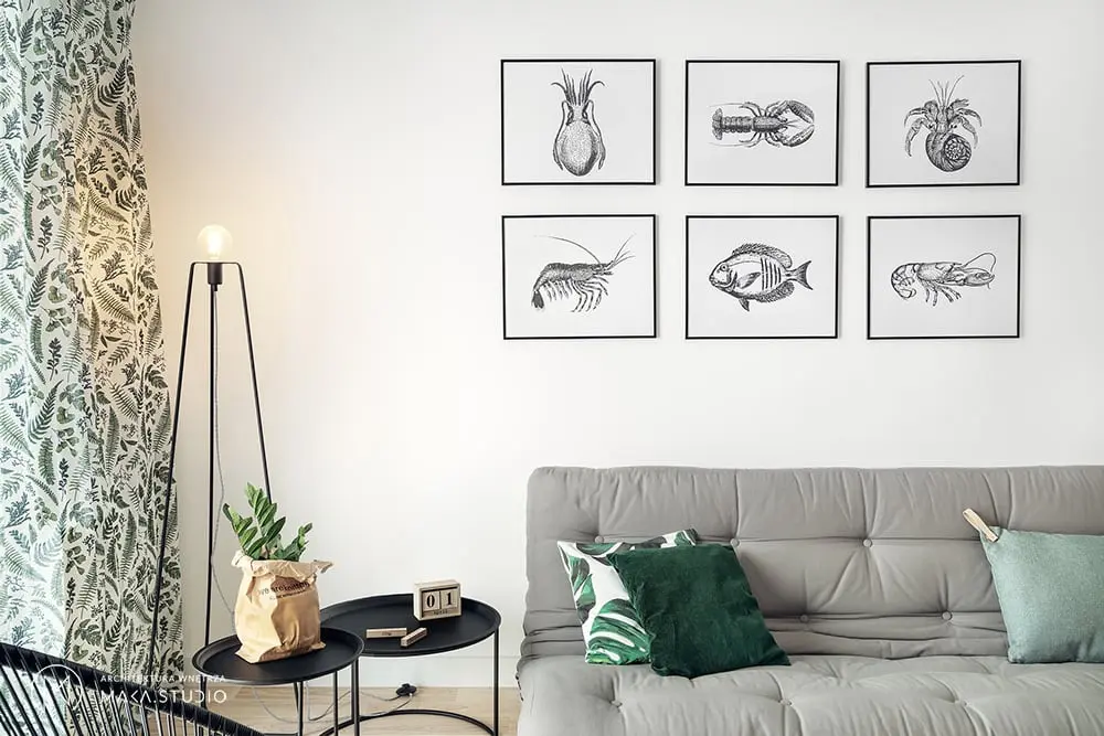 Sofa w japońskim stylu w towarzystwie motywów tropikalnych i marynistycznych odniesień