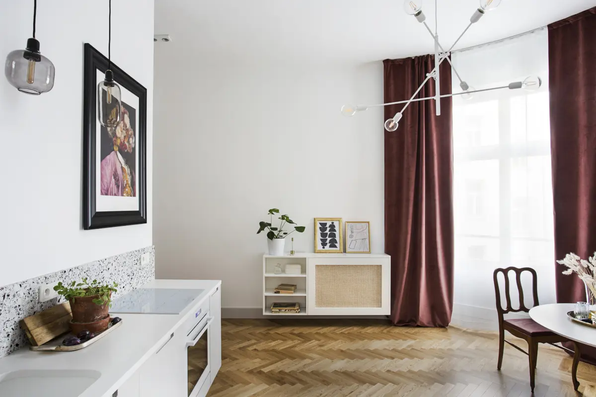 Flirt z kolorem w mieszkaniu w kamienicy (proj. OIKOI)