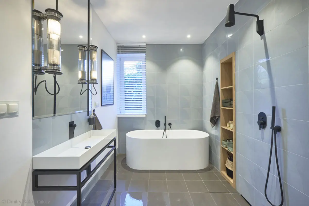 Czarna armatura w łazience z płytkami od Mutiny tworzy bardzo zgrabny duet (proj. Hanna Kłyk)