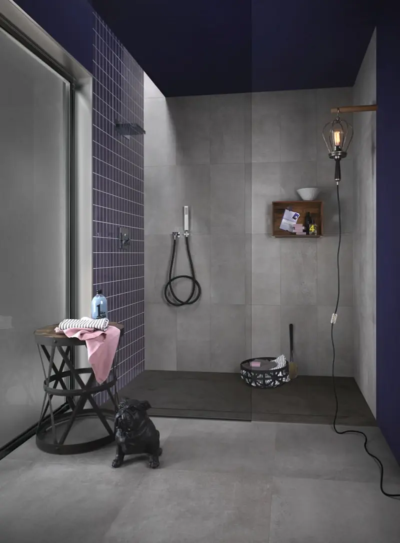 Minimalistyczna łazienka z granatowymi płytkami.